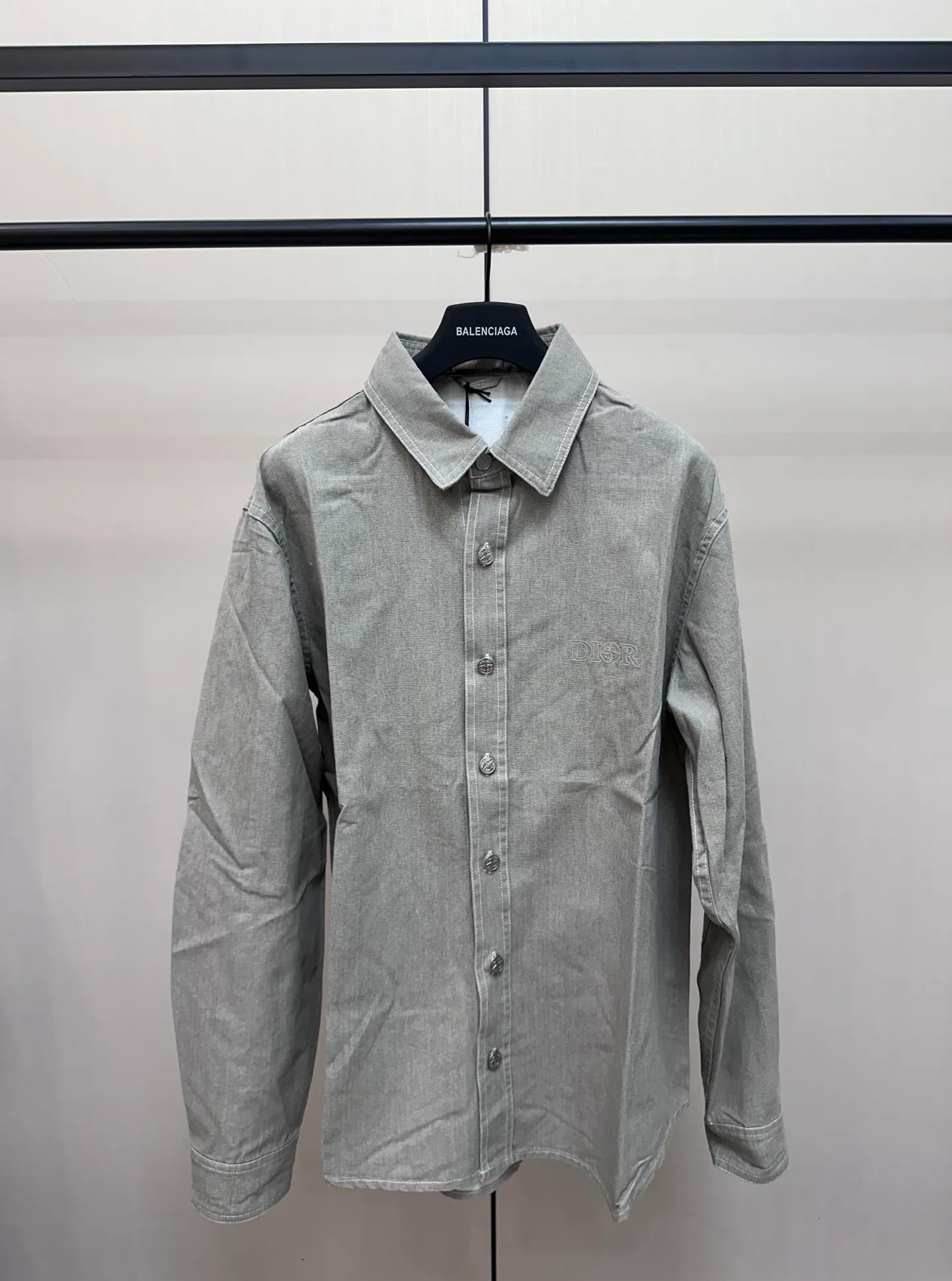 P440 Dior Stone Island joint embroidered denim shirt 24ss new model comes from the AND STONE ISLAND limited series, showing the logo of the joint series. Crafted from yellow cotton, it features the AND STONE ISLAND logo on the chest, highlighting Stone Island's classic star logo with the letter O in the logo. Wear it with or over for a sophisticated and trendy look. Same size for men and women: S/M/L/XL